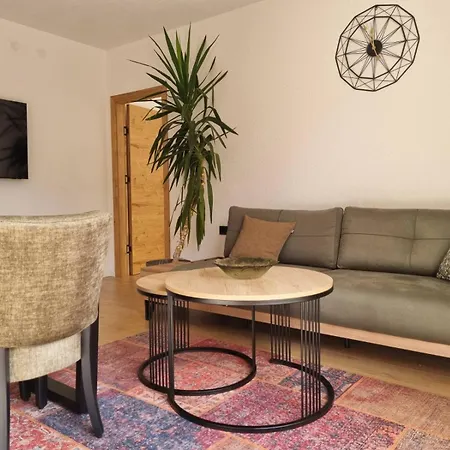 Apartment Semic *